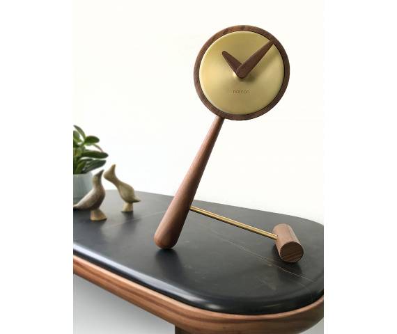 Zegar stołowy MINI PUNTERO G MPUNG w kolorze drewna orzechowego i mosiądzu NOMON