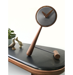 Zegar stołowy MINI PUNTERO T MPUNT w kolorze drewna orzechowego i grafitu NOMON