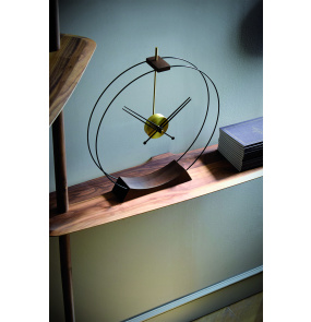 Zegar stołowy AIRE G AIRG w kolorze drewna orzechowego mosiądzu i czerni NOMON