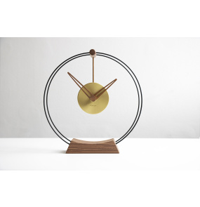 Zegar stołowy MINI AIRE MAIR w kolorze drewna orzechowego mosiądzu i czerni NOMON