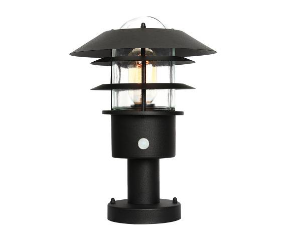 Zewnętrzna lampa stojąca HELSINGOR HELSINGOR-PIR-PED-BK oprawa w kolorze czarnym z czujnikiem ruchu ELSTEAD LIGHTING