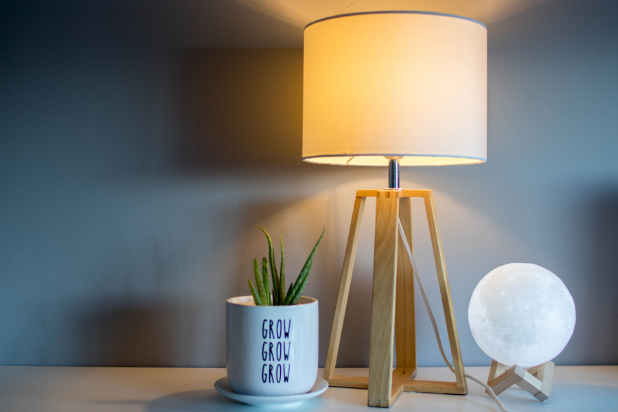 Lampy biurkowe – na co zwracać uwagę przy zakupie