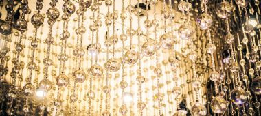 Luksus w zasięgu światła – jak wybrać lampy w stylu glamour?