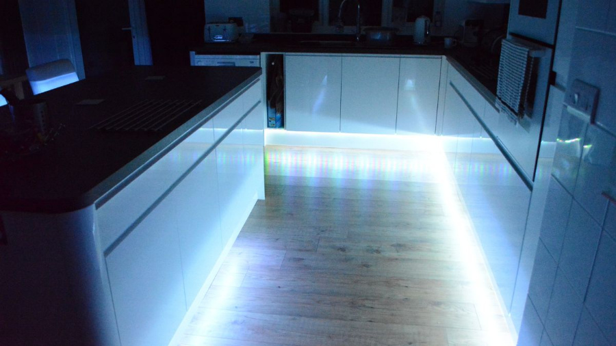 nowoczesne doświetlenie podłogi aneksu kuchennego